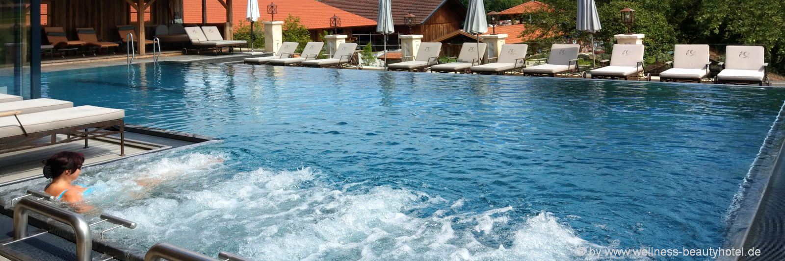 wellnesshotel-bayerischer-wald-infinity-pool-schwimmbad-wellnessurlaub